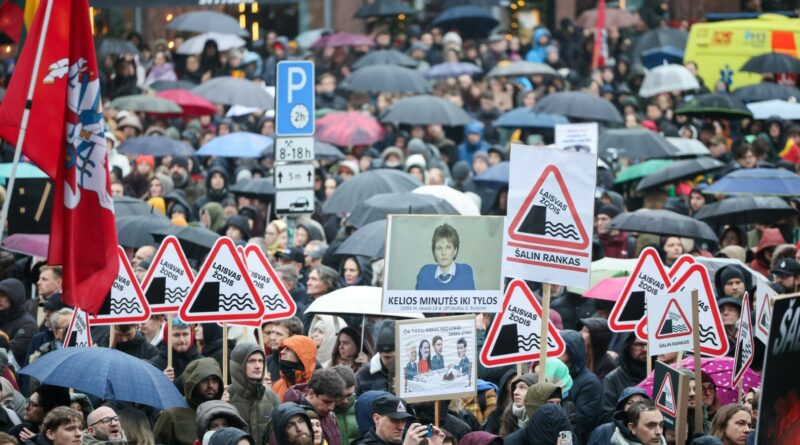 Valdantiesiems siekiant priimti Lietuvos nacionalinio radijo ir televizijos (LRT) vadovo atleidimą lengvinančias pataisas, žurnalistų bendruomenė ir Kultūros asamblėja kitą savaitę rengs tris dienas truksiantį protestą prie Seimo.