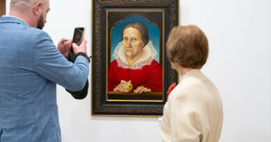 Kartais ekspozicijų erdvės pasirodo per mažos, kad sutalpintų autoriaus draugus, pažįstamus, bendražygius, artimuosius, talento gerbėjus.