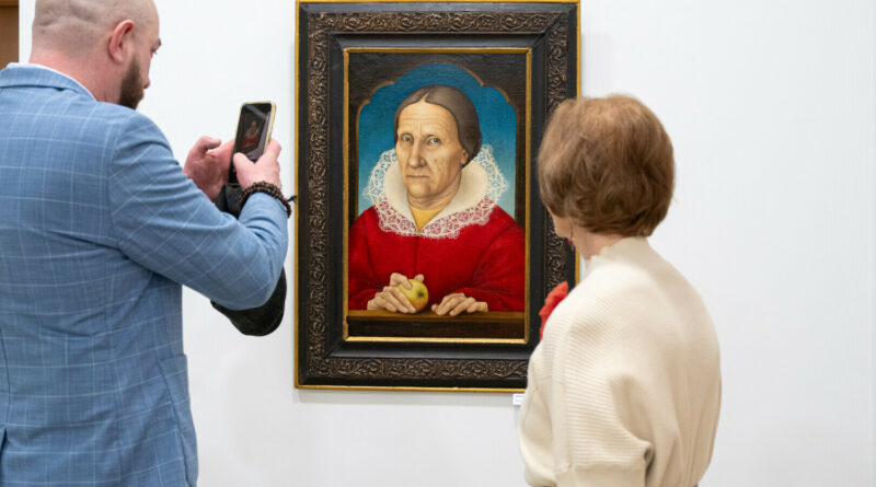 Kartais ekspozicijų erdvės pasirodo per mažos, kad sutalpintų autoriaus draugus, pažįstamus, bendražygius, artimuosius, talento gerbėjus.