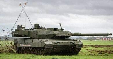 Krašto apsaugos ministerija (KAM) kartu su tarptautiniais partneriais – „KNDS Deutschland“, „Rheinmetall Landsysteme“ ir valstybės valdomos energetikos grupės „EPSO-G“ atstovais pasirašė memorandumą dėl pramoninio bendradarbiavimo, susijusio su pagrindinių kovos tankų „Leopard 2 A8“ surinkimo bei priežiūros infrastruktūros kūrimu Lietuvoje, skelbia KAM.