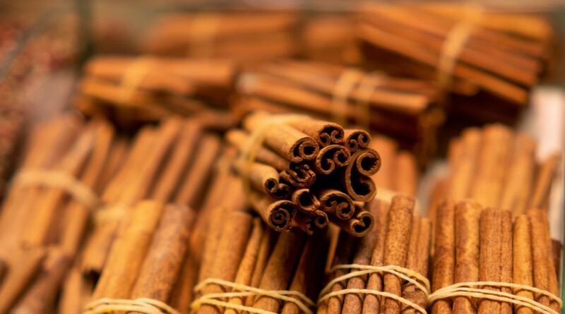 Cinamoną reguliariai dedame į kavą ir kepinius, tačiau retai susimąstome, iš kur jis iš tikrųjų atsiranda.
