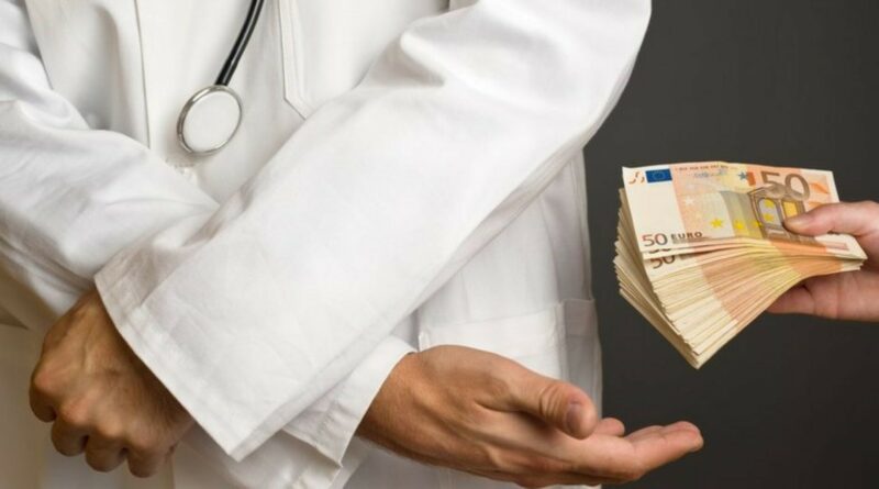 Per pastaruosius metus 15 proc. šalies gyventojų atsidėkojo gydytojui dovanomis arba pinigais, rodo LRT užsakymu atlikta visuomenės apklausa.