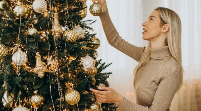 Eglutės puošimas 2025-aisiais – tai jau nebe vien tik žaisliukų parinkimas, o bandymas sukurti atmosferą, atspindinčią jūsų stilių ir namų nuotaiką.