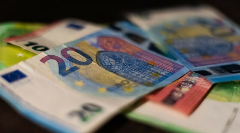 Nuo sausio įsigalioja Seimo pernai priimtos mokesčių ir pensijų sistemos reformos. Biudžeto surinkimą didins naujas draudimo sutarčių, saldintų gėrimų apmokestinimas, taip pat – mokestinės įplaukos po tikėtino vartojimo šuolio, gyventojams imant leisti iš pensijų fondų atsiimtas lėšas.