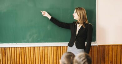 Vyriausybė priėmė korekcijas, kuriose numatytas mokytojų, pagalbos mokiniui specialistų, švietimo įstaigų vadovų bei mokyklos bibliotekininkų darbo užmokesčio didinimas.