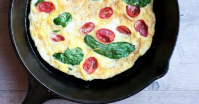 Omletas – toks patiekalas, kurį, nepaisant susiklosčiusios tradicijos, visai nebūtina valgyti tik pusryčiams.