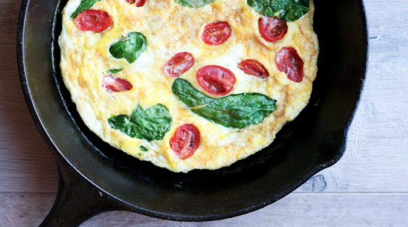 Omletas – toks patiekalas, kurį, nepaisant susiklosčiusios tradicijos, visai nebūtina valgyti tik pusryčiams.