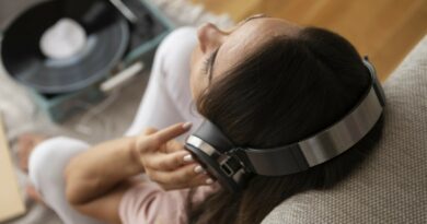 Įsivaizduokite: išleidote kelis šimtus eurų audiokabeliui iš deguonies neturinčio vario (OFHC) su paauksuotomis jungtimis, patogiai įsitaisėte krėsle, užsidėjote ausines ir mėgaujatės „krištolo skaidrumo garsu“.