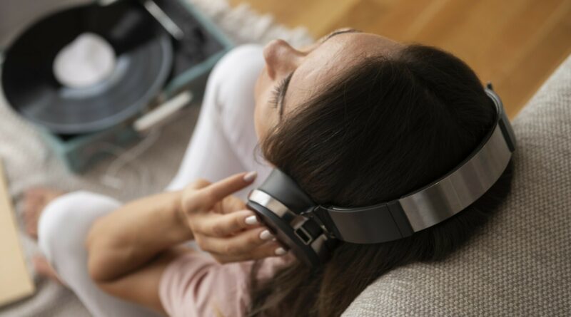 Įsivaizduokite: išleidote kelis šimtus eurų audiokabeliui iš deguonies neturinčio vario (OFHC) su paauksuotomis jungtimis, patogiai įsitaisėte krėsle, užsidėjote ausines ir mėgaujatės „krištolo skaidrumo garsu“.