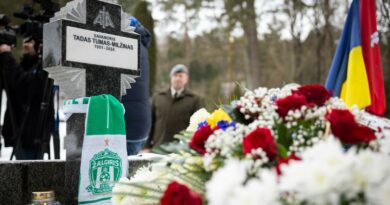 Vilniuje, Antakalnio kapinėse, sekmadienį pašventintas Ukrainoje žuvusiam lietuviui Tadui Tumui skirtas paminklas.