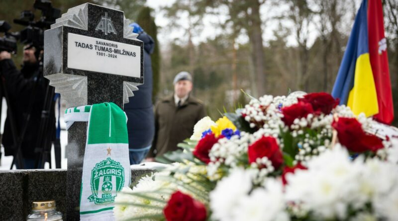 Vilniuje, Antakalnio kapinėse, sekmadienį pašventintas Ukrainoje žuvusiam lietuviui Tadui Tumui skirtas paminklas.