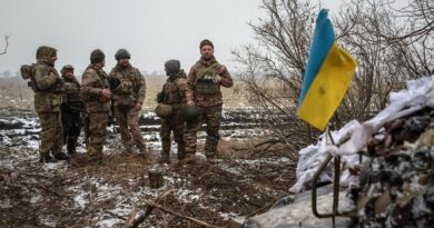 Rusijos karui prieš Ukrainą persiritus į penktuosius metus ir svarstant, ar jau šiemet gali būti pasiekta taika, signatarai Albinas Januška ir Petras Vaitiekūnas įžvelgia kelis galimus scenarijus.