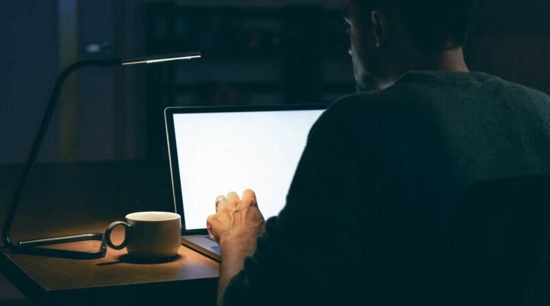 Antrasis operatyvinių tarnybų departamentas (AOTD) perspėja, kad priešiškų valstybių žvalgybos ir saugumo tarnybos socialiniuose tinkluose verbuoja gyventojus vykdyti priešiškų valstybių interesus atitinkančias užduotis Lietuvoje.