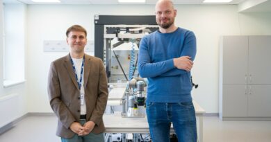 Sparčiai tobulėjant technologijoms, visuomenėje vis dažniau keliamas klausimas, ar robotizacija ir aukštosios technologijos iš darbo rinkos neišstums kai kurių darbuotojų, ar apskritai tam tikros profesijos netaps praeities reliktu.