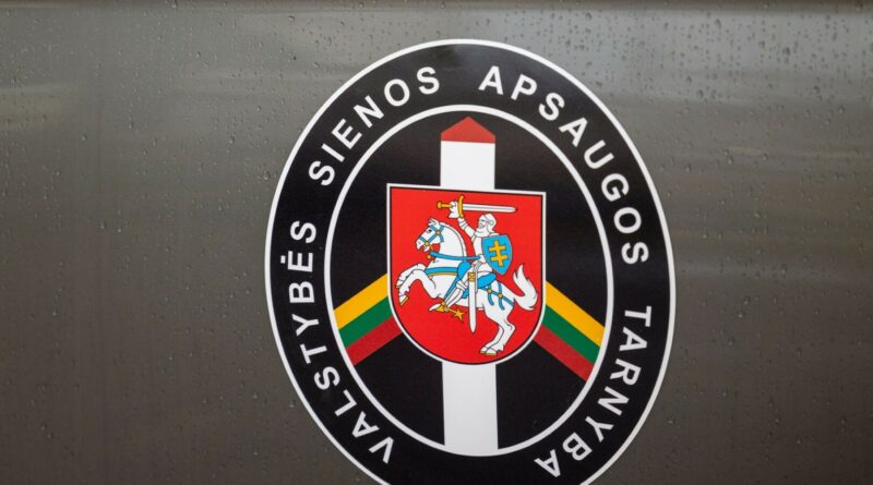 Penktadienį Švenčionių rajone iš Baltarusijos į Lietuvą besibrovusius 11 migrantų pasieniečiai susekė vaizdo stebėjimo sistema ir netrukus sulaikė, pranešė Valstybės sienos apsaugos tarnyba (VSAT).