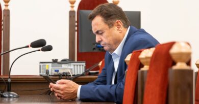 Lietuvos apeliacinis teismas pirmadienį paskelbė, kad panaikina anksčiau paskelbtą apkaltinamąjį nuosprendį už LGBTQ asmenų niekinimą nuteistam europarlamentarui Petrui Gražuliui.