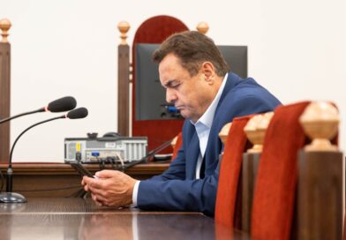 Lietuvos apeliacinis teismas pirmadienį paskelbė, kad panaikina anksčiau paskelbtą apkaltinamąjį nuosprendį už LGBTQ asmenų niekinimą nuteistam europarlamentarui Petrui Gražuliui.