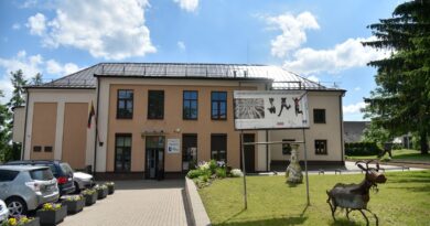 Ramygaloje prie buvusios sinagogos, kurioje dabar veikia Kultūros bei Atviras jaunimo centrai, planuojama pastatyti ženklą, priminsiantį pirminę šio pastato paskirtį.