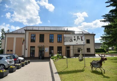 Ramygaloje prie buvusios sinagogos, kurioje dabar veikia Kultūros bei Atviras jaunimo centrai, planuojama pastatyti ženklą, priminsiantį pirminę šio pastato paskirtį.