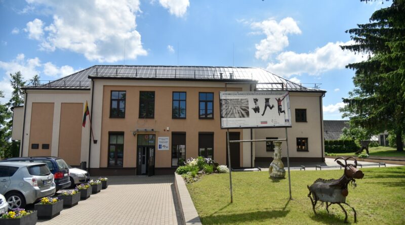 Ramygaloje prie buvusios sinagogos, kurioje dabar veikia Kultūros bei Atviras jaunimo centrai, planuojama pastatyti ženklą, priminsiantį pirminę šio pastato paskirtį.