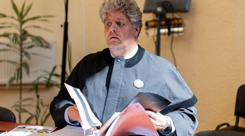 Paramediko Manto Sadausko nužudymu įtariamos buvusios jo sutuoktinės Justinos Sadauskienės advokatas Vaidotas Sviderskis teigia, kad skųs teismo sprendimą jo ginamajai skirti suėmimą.