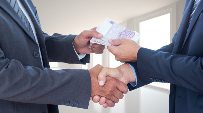 Teisėsaugai pareiškus įtarimus dėl kyšininkavimo ekspremjerui, Seimo nariui Sauliui Skverneliui, ELTA primena garsiausias ir skandalingiausias Lietuvoje korupcijos bylas.