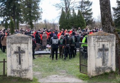 Raguvėlės kapinėse amžinojo poilsio atgulė nužudytas paramedikas