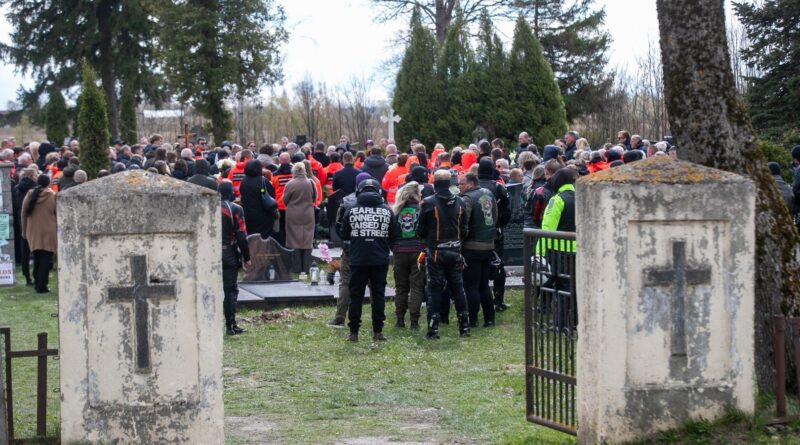 Raguvėlės kapinėse amžinojo poilsio atgulė nužudytas paramedikas