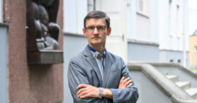 Kunigas, poetas, eseistas – taip galima pristatyti Justą Jasėną, tačiau pats jis vengia apibrėžimų. Panevėžio Šv. apaštalų Petro ir Povilo bažnyčioje tarnaujantis dvasininkas tikintiesiems ir skaitytojams gerai pažįstamas kaip jautraus, savito braižo tekstų autorius.