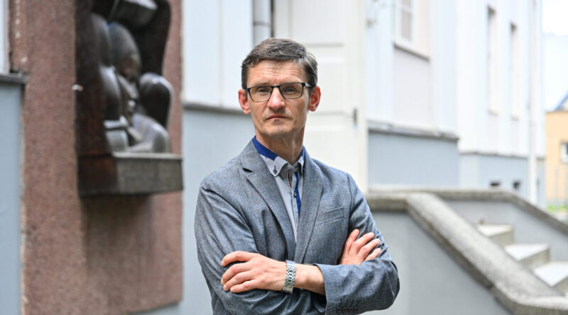 Kunigas, poetas, eseistas – taip galima pristatyti Justą Jasėną, tačiau pats jis vengia apibrėžimų. Panevėžio Šv. apaštalų Petro ir Povilo bažnyčioje tarnaujantis dvasininkas tikintiesiems ir skaitytojams gerai pažįstamas kaip jautraus, savito braižo tekstų autorius.
