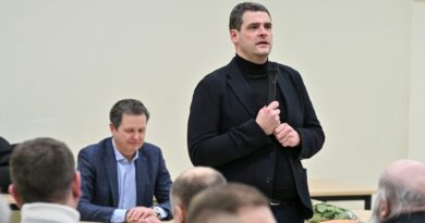 Prokuratūra nusprendė nutraukti ikiteisminį tyrimą dėl metų pradžioje susitikime su rinkėjais Vilkaviškyje jaunuolį apstumdžiusio partijos „Nemuno aušra“ lyderio Remigijaus Žemaitaičio veiksmų. Tačiau dėl minėto incidento administracinę teiseną pradėjo policija.