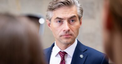 Daliai Europos Sąjungos (ES) valstybių prakalbus apie galimybę derantis dėl taikos Ukrainoje atnaujinti dialogą su Rusija, užsienio reikalų ministras Kęstutis Budrys tokius siūlymus vertina kritiškai.