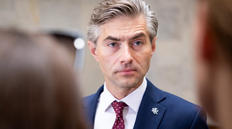 Daliai Europos Sąjungos (ES) valstybių prakalbus apie galimybę derantis dėl taikos Ukrainoje atnaujinti dialogą su Rusija, užsienio reikalų ministras Kęstutis Budrys tokius siūlymus vertina kritiškai.