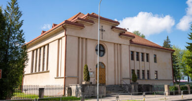 Panevėžyje yra pastatų, pro kuriuos kasdien praeiname nesusimąstydami, kad jų sienose slypi vieno žmogaus braižas. Lenkti kampai, modernūs langai, santūrios fasadų linijos – tai nebylūs ženklai architekto Antano Augustino Gargaso, kuris tarpukario Panevėžiui mėgino suteikti didmiesčio aurą.