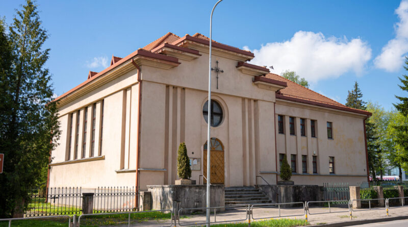 Panevėžyje yra pastatų, pro kuriuos kasdien praeiname nesusimąstydami, kad jų sienose slypi vieno žmogaus braižas. Lenkti kampai, modernūs langai, santūrios fasadų linijos – tai nebylūs ženklai architekto Antano Augustino Gargaso, kuris tarpukario Panevėžiui mėgino suteikti didmiesčio aurą.