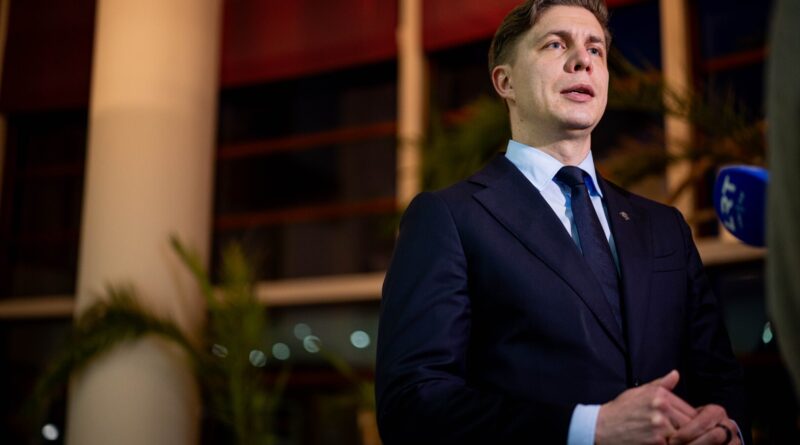 Apie Gintauto Palucko svarstymus dėl neegzistuojančios jo paties politinės ateities jau anksčiau užsiminęs Lietuvos socialdemokratų partijos (LSDP) pirmininkas Mindaugas Sinkevičius teigia – ekspremjero pasitraukimas iš politinio lauko būtų palankiausias scenarijus partijai. 