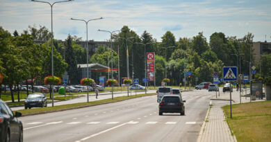 Karščiams nesitraukiant iš Lietuvos, dėl nebūdingai aukštų temperatūrų kenčia ne tik visa, kas gyva, – neatlaiko net gatvės ir keliai.
