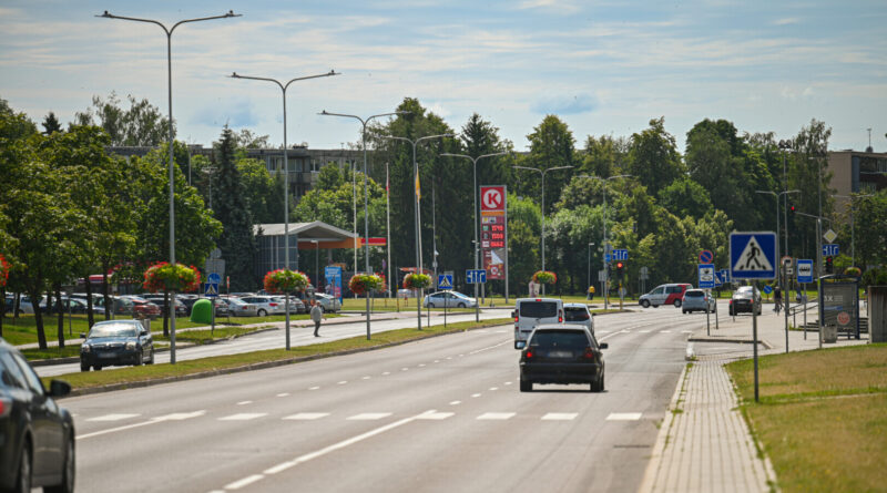 Karščiams nesitraukiant iš Lietuvos, dėl nebūdingai aukštų temperatūrų kenčia ne tik visa, kas gyva, – neatlaiko net gatvės ir keliai.