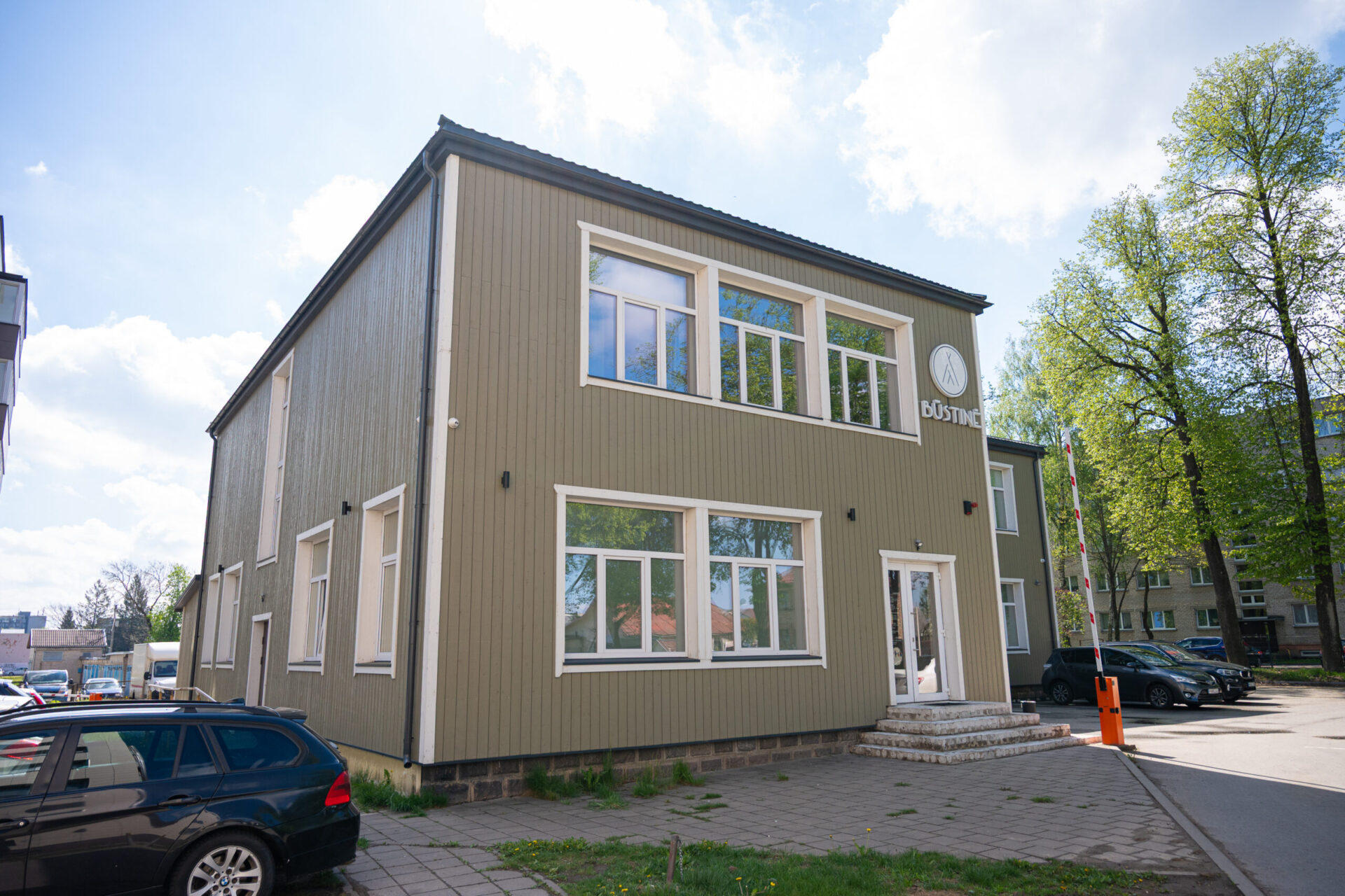 Per palyginti neilgus savo darbo metus Panevėžyje inžinierius A. Gargasas čia suprojektavo ir pastatė net keturias pradines mokyklas. Viena jų veikė Nevėžio gatvėje. Dabar čia mokyklos nebėra, o pastatas nors ir rekonstruotas, išlikęs ganėtinai originalus. P. ŽIDONIO nuotr.