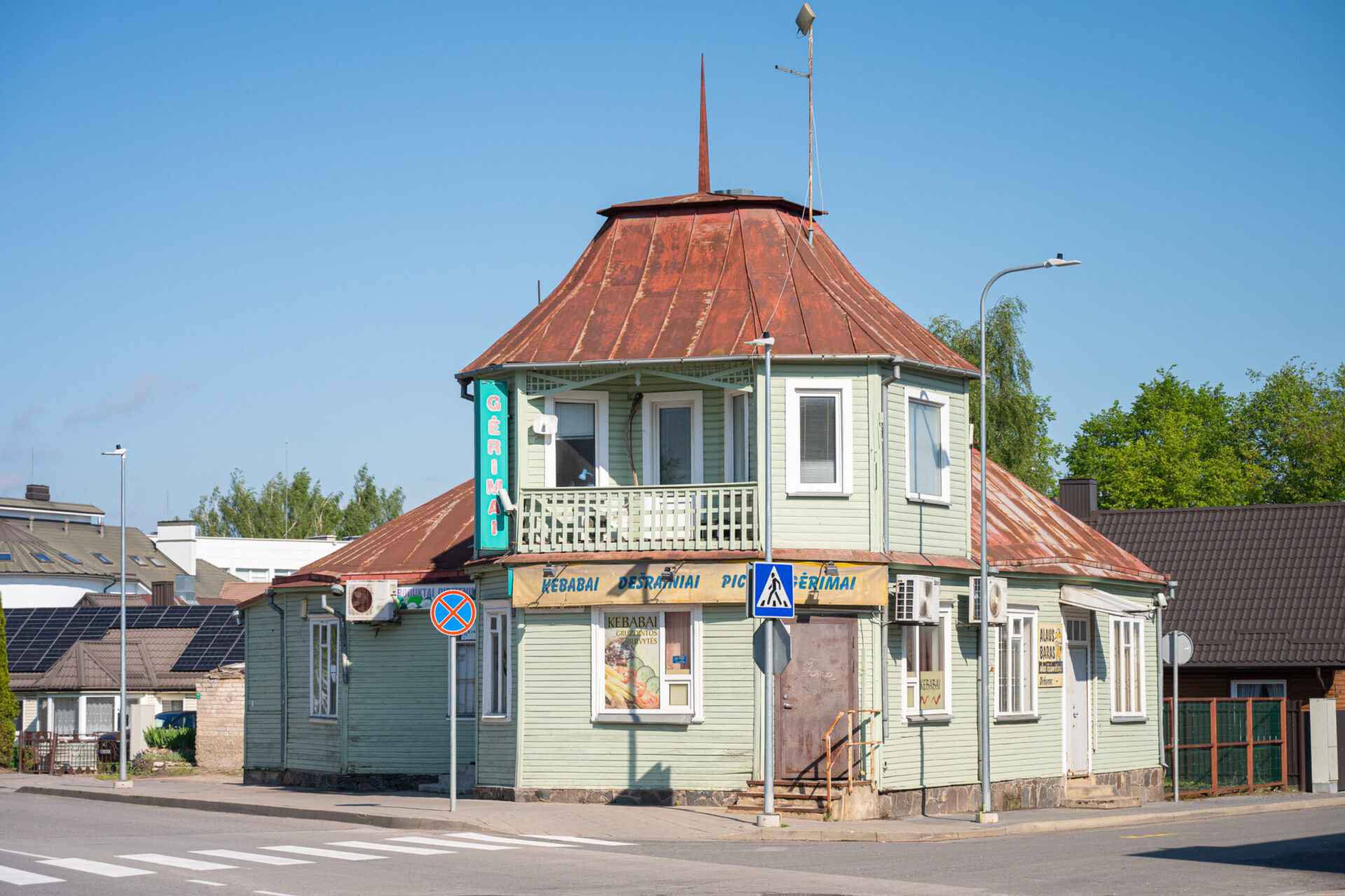 A. Smetonos gatvėje praeivių dėmesį traukia A. Gargaso projektuotas nepaprastai išvaizdus namas, kuriame, manoma, jis pats gyveno su žmona ir dukra. P. ŽIDONIO nuotr.