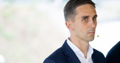 SEB banko vyriausiojo ekonomisto Tado Povilausko manymu, iki šių metų pabaigos iš antros pakopos pensijų fondų gali būti atsiimta dar apie 0,9 mlrd. eurų, bendras pasitraukusių skaičius išaugti iki 50 proc.