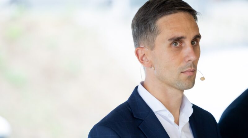 SEB banko vyriausiojo ekonomisto Tado Povilausko manymu, iki šių metų pabaigos iš antros pakopos pensijų fondų gali būti atsiimta dar apie 0,9 mlrd. eurų, bendras pasitraukusių skaičius išaugti iki 50 proc.