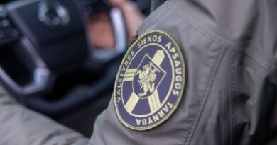Vilniaus oro uoste pasieniečiai sulaikė iš Jungtinės Karalystės už įstatymų pažeidimus grąžintą Panevėžio gyventoją, kuris, kaip paaiškėjo, ieškomas Lietuvos teisėsaugos, pranešė Valstybės sienos apsaugos tarnyba (VSAT).