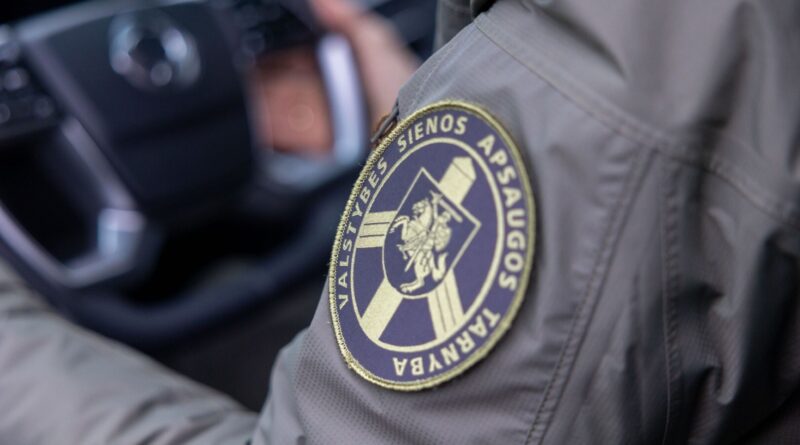 Vilniaus oro uoste pasieniečiai sulaikė iš Jungtinės Karalystės už įstatymų pažeidimus grąžintą Panevėžio gyventoją, kuris, kaip paaiškėjo, ieškomas Lietuvos teisėsaugos, pranešė Valstybės sienos apsaugos tarnyba (VSAT).