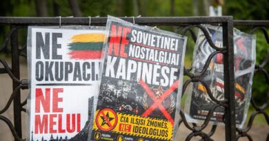 Vilniuje šeštadienio rytą Antakalnio kapinių prieigose policija sulaikė vyrą, kuris į kapines ėjo rūbuose įsisegęs Georgijaus juostelę. Šį simbolį Lietuvoje demonstruoti viešai draudžiama, už tai gresia administracinė atsakomybė.