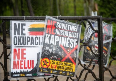 Vilniuje šeštadienio rytą Antakalnio kapinių prieigose policija sulaikė vyrą, kuris į kapines ėjo rūbuose įsisegęs Georgijaus juostelę. Šį simbolį Lietuvoje demonstruoti viešai draudžiama, už tai gresia administracinė atsakomybė.