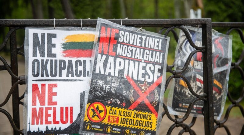 Vilniuje šeštadienio rytą Antakalnio kapinių prieigose policija sulaikė vyrą, kuris į kapines ėjo rūbuose įsisegęs Georgijaus juostelę. Šį simbolį Lietuvoje demonstruoti viešai draudžiama, už tai gresia administracinė atsakomybė.