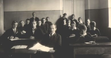 Petras Būtėnas – ilgiausiai Panevėžio mokytojų seminarijoje dirbęs lietuvių kalbos mokytojas, kalbininkas ir tautosakos rinkėjas – iš Dovydų kaimo (dabartinio Pasvalio rajono) į gyvenimą išsinešė ne turtą, o vertybes, kurios vėliau tapo jo viso kelio ašimi: darbštumą, kantrybę ir pagarbą žodžiui.