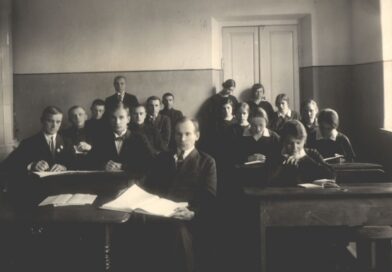 Petras Būtėnas – ilgiausiai Panevėžio mokytojų seminarijoje dirbęs lietuvių kalbos mokytojas, kalbininkas ir tautosakos rinkėjas – iš Dovydų kaimo (dabartinio Pasvalio rajono) į gyvenimą išsinešė ne turtą, o vertybes, kurios vėliau tapo jo viso kelio ašimi: darbštumą, kantrybę ir pagarbą žodžiui.