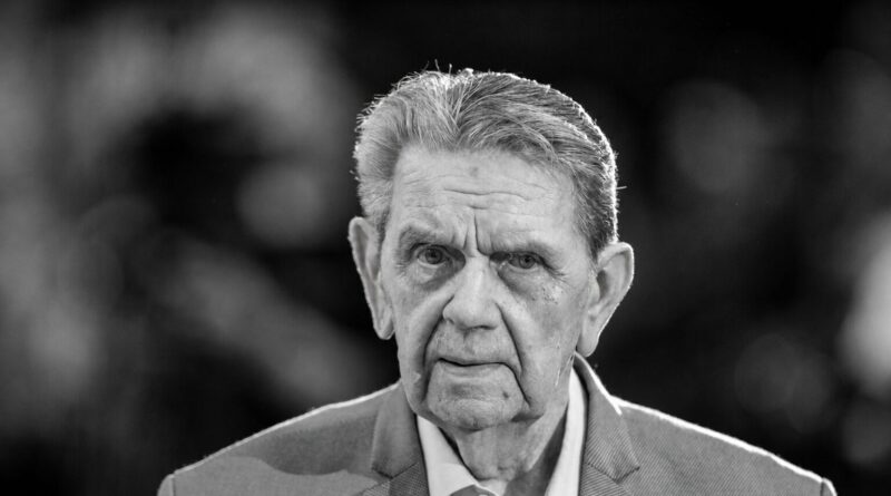 Mirė Lietuvos krepšinio legenda Vladas Garastas